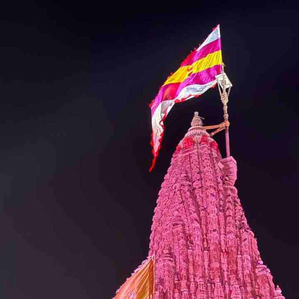 જગતમંદિરે ધ્વજા ચડાવવાના નામે છેતરપિંડી:₹1.02 લાખની બનાવટી પહોંચ બનાવનાર પકડાયો, દ્વારકાધીશના ધ્વજારોહણના નામે ઠગાઈથી ચકચાર