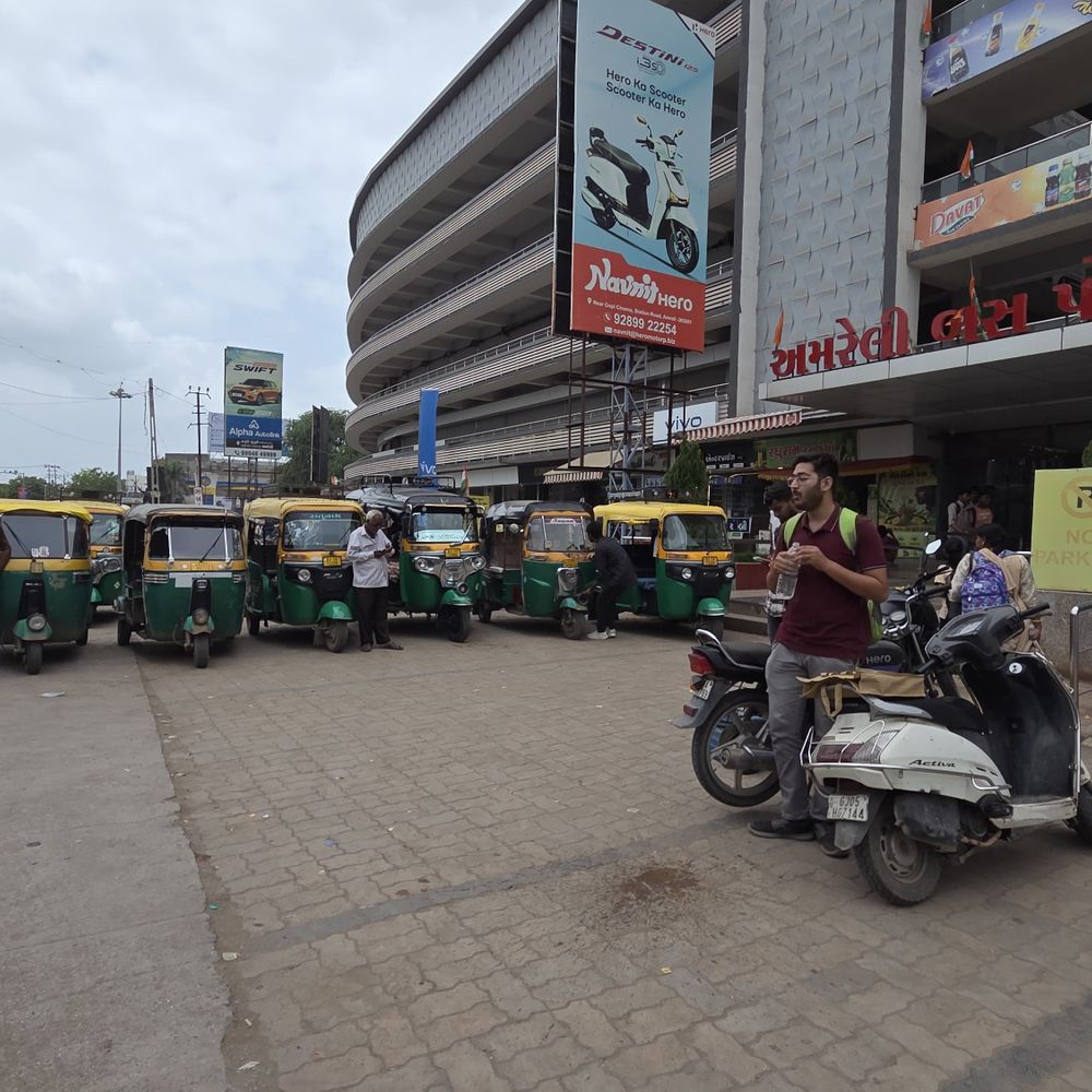 અમરેલી ST બસ પોર્ટ પર રિક્ષાઓનો અડિંગો