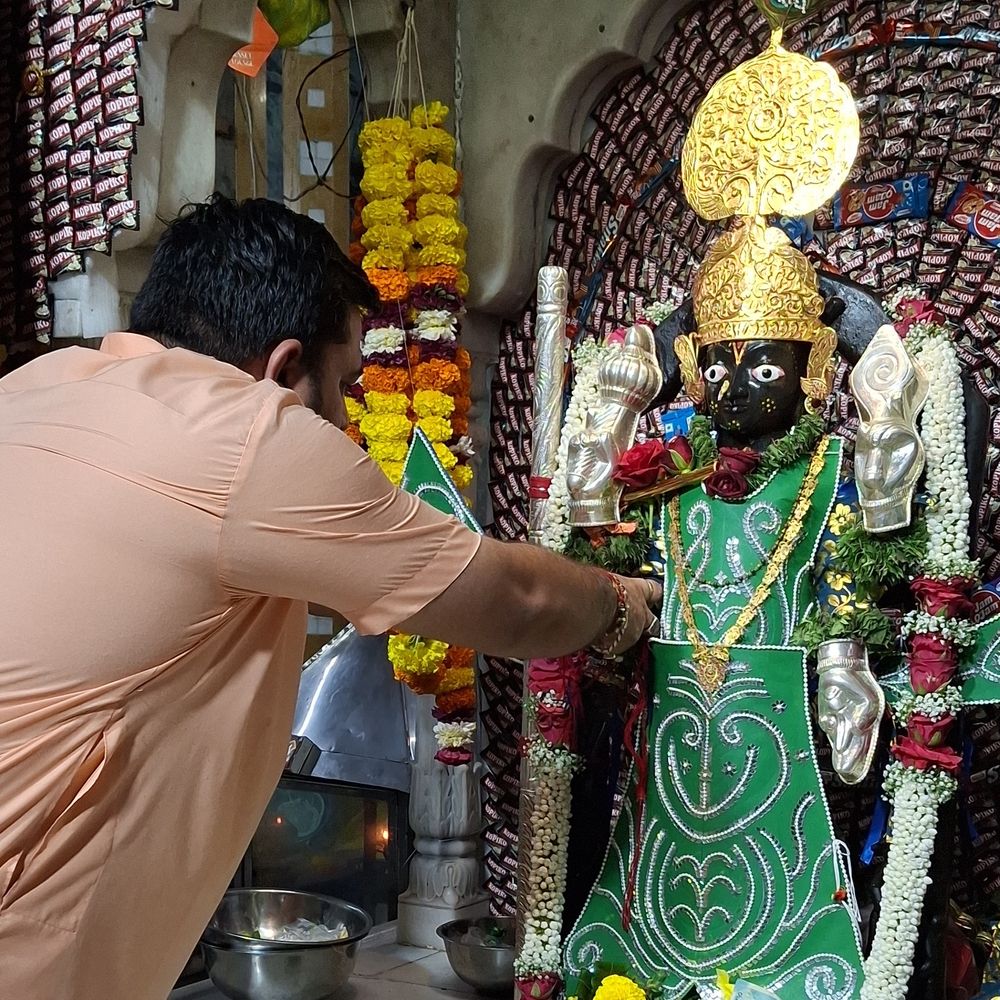 વલસાડના રણછોડરાયજી મંદિરે અનોખી રક્ષાબંધન પરંપરા:બહેનો ભાઈઓ પહેલાં ભગવાનને રાખડી બાંધે છે