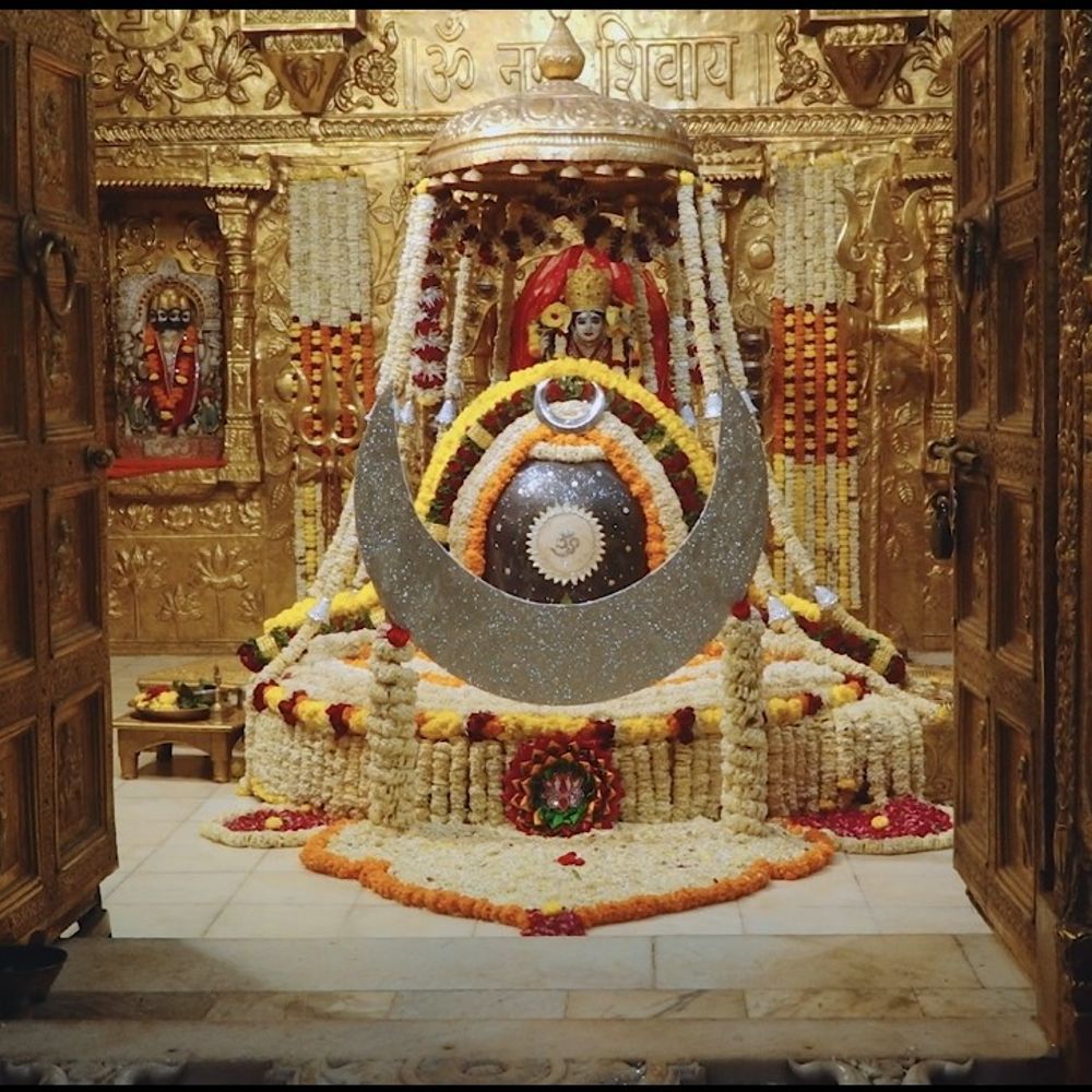 સોમનાથ મહાદેવને વિશેષ ચંદ્રદર્શન શણગાર કરાયો:શ્રાવણ માસમાં ભક્તોએ દિવ્ય દર્શનનો લાભ લીધો, 'હર હર મહાદેવ'ના જયઘોષ ગૂંજ્યા