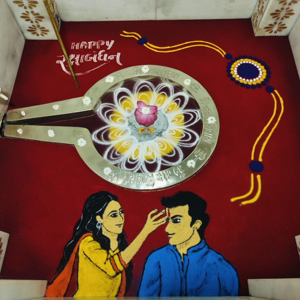 રક્ષાબંધને વૈજનાથ મહાદેવને અનોખો શણગાર કરાયો:5 કિલો કલરથી ભાઈ-બહેનની રાખડી બાંધતી આકૃતિ બનાવાઈ