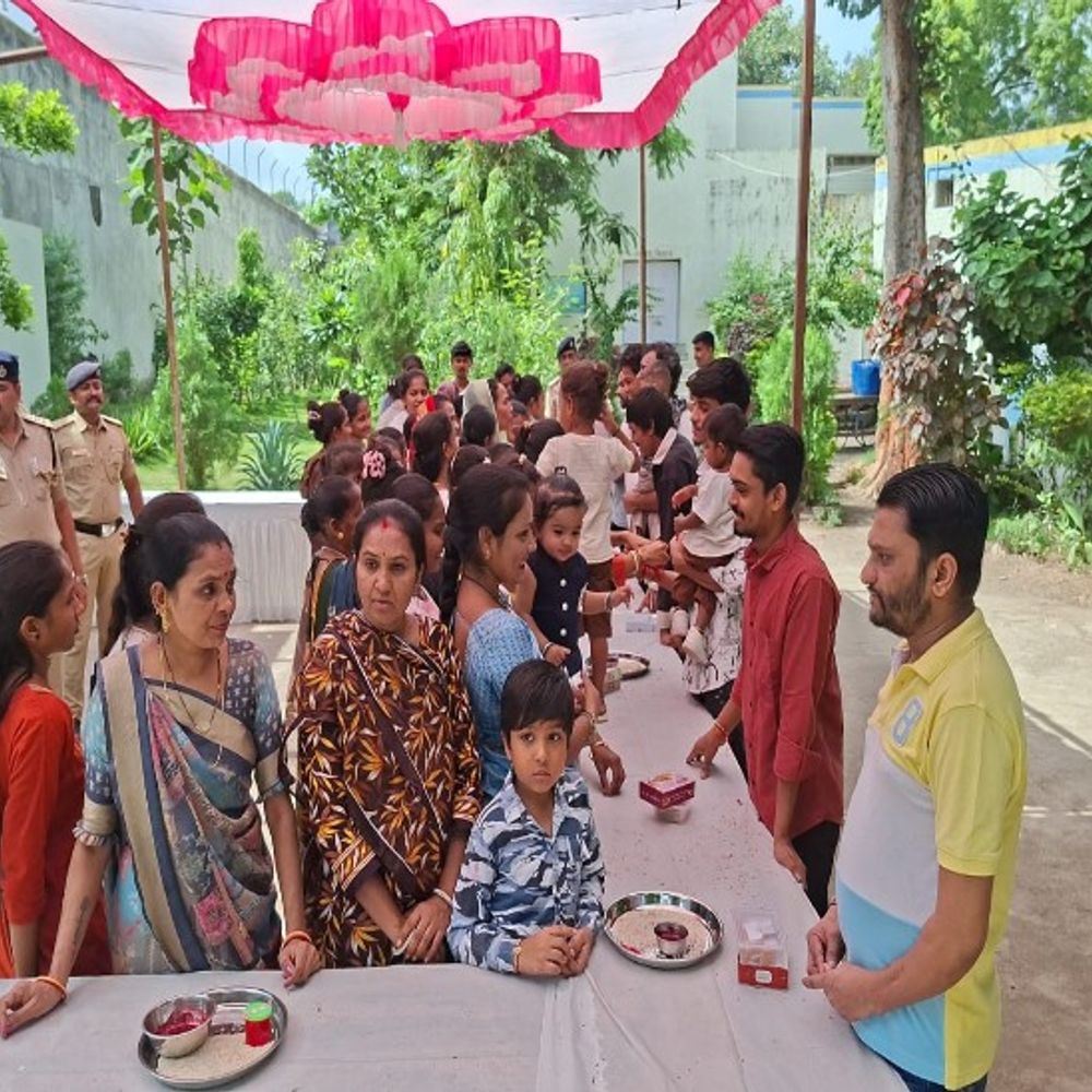 જિલ્લા જેલ ખાતે ભાવુક દ્રશ્યો સર્જાયા:ભાવનગર જિલ્લા જેલમાં ઉત્સાહ અને ભાવુક માહોલ વચ્ચે ઉજવાયો રક્ષાબંધનનો પવિત્ર તહેવાર, બહેનોએ ભાઈઓના કાંડે બાંધી રક્ષા