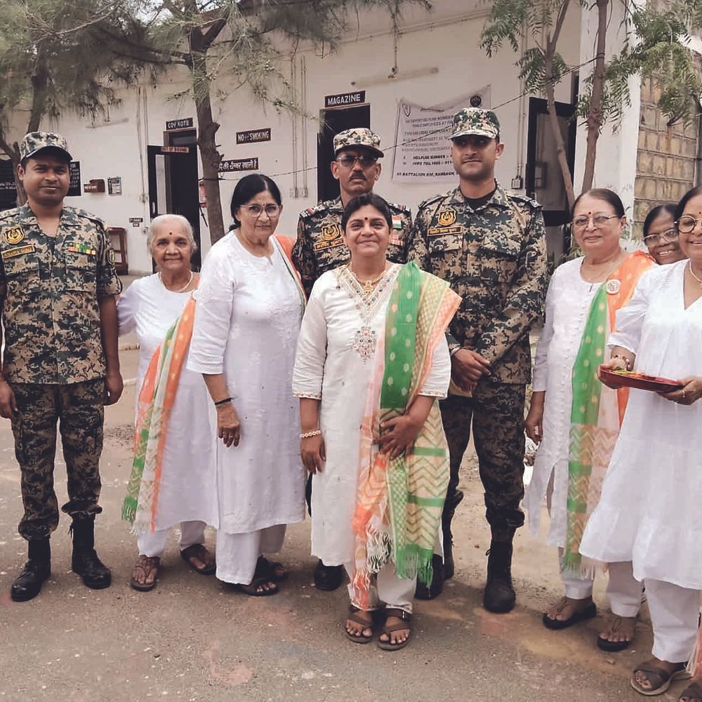 ભાસ્કર વિશેષ:કચ્છ બોર્ડરે વલસાડની આચાર્યા અને બહેનોએ ભારતીય સરહદના વીર રક્ષકોને રક્ષાસૂત્ર બાંધ્યું