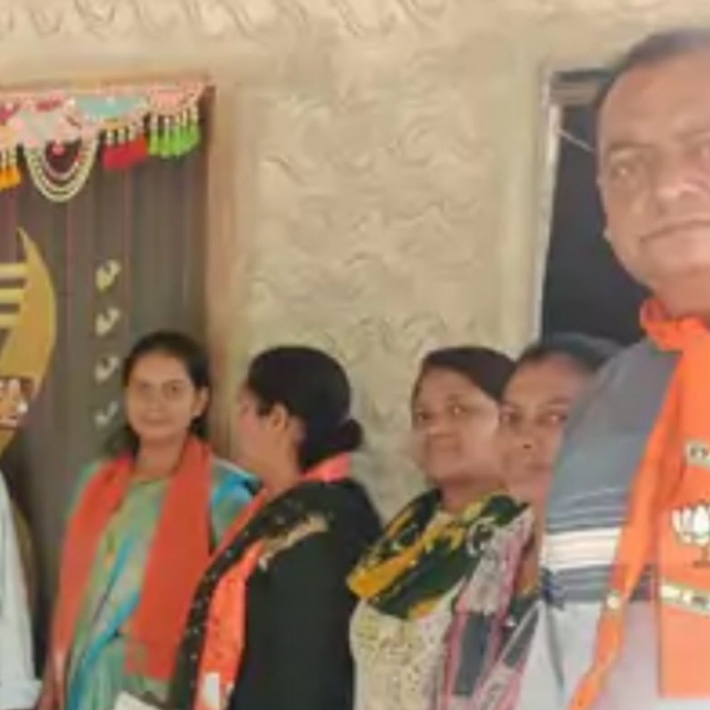 નવસારનો ગુનો નોંધાતા જિલ્લા ભાજપે ત્વરિત કાર્યવાહી કરી:વલસાડ તાલુકા ભાજપ લઘુમતી મોરચાના પ્રમુખને પાર્ટીએ તમામ પદથી દૂર કર્યા