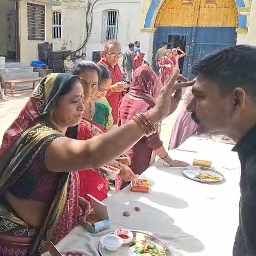 જૂનાગઢ જેલમાં રક્ષાબંધનની ઉજવણી:જેલમાં રક્ષાબંધનની ભાવુક ઉજવણી: બહેનોએ કેદી ભાઈઓને રાખડી બાંધી, ભાઈને જોઈ બહેનોની આંખો ભરાઈજેલ પ્રશાસને કરી ખાસ વ્યવસ્થા