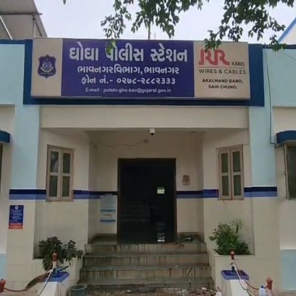 જાહેર જગ્યામાં જુગાર રમતા:ઘોઘા ના થળસર ગામે લીમડાના ઝાડ નીચે જુગાર રમતા 2 શખ્સો ઝડપાયા, એક ફરાર