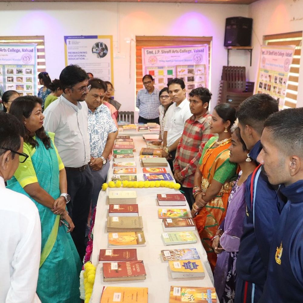 વલસાડમાં સંસ્કૃત સાહિત્ય દિવસ ઉજવાયો:જે.પી. શ્રોફ આર્ટ્સ કોલેજમાં જિલ્લા કક્ષાનું પ્રદર્શન યોજાયું