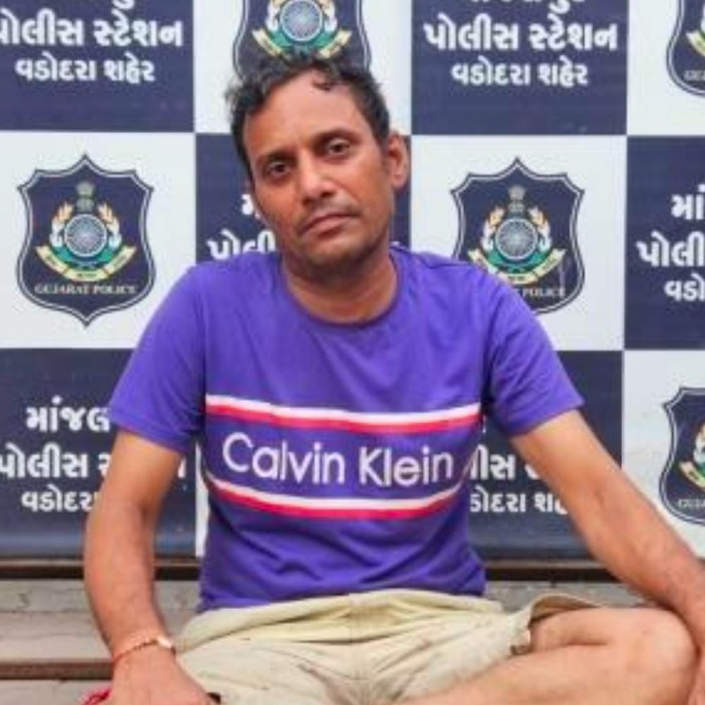 મકરપુરા પોલીસ સ્ટેશન સામે ‘ડ્રિંક એન્ડ ડ્રાઇવ’:પૂરપાટ ઝડપે જઈ રહેલી બલેનો કાર ડિવાઈડર પર ચડી ગઈ, માંજલપુર પોલીસે આરોપીની ધરપકડ કરી