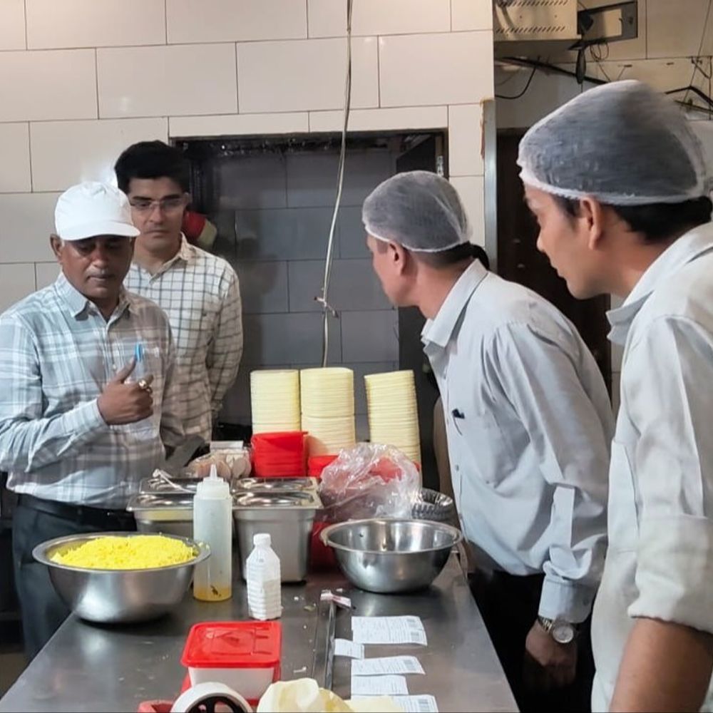 વડોદરામાં તહેવારોને લઈને પાલિકાની કાર્યવાહી 6 યુનિટનું ઇન્સ્પેક્શન કર્યું:મુક્તાનંદ સર્કલ પાસે ‘અપના પંજાબ’ અને ‘જય મહાકાળી સેવઉસળ’માં અસ્વચ્છતા જણાતા 80 કિલો શાકભાજી સહિતના અખાદ્ય પદાર્થનો નાશ કર્યો