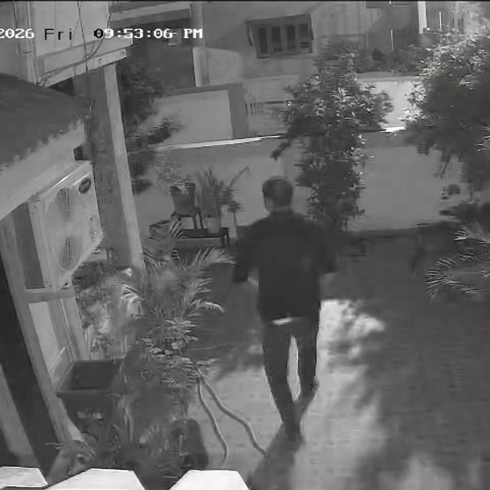 ભરૂચના ઝાડેશ્વરમાં શંકાસ્પદ ઈસમ CCTVમાં કેદ:તહેવારો વચ્ચે તસ્કરોના આંટાફેરાની આશંકા, સ્થાનિકોમાં ફફડાટ