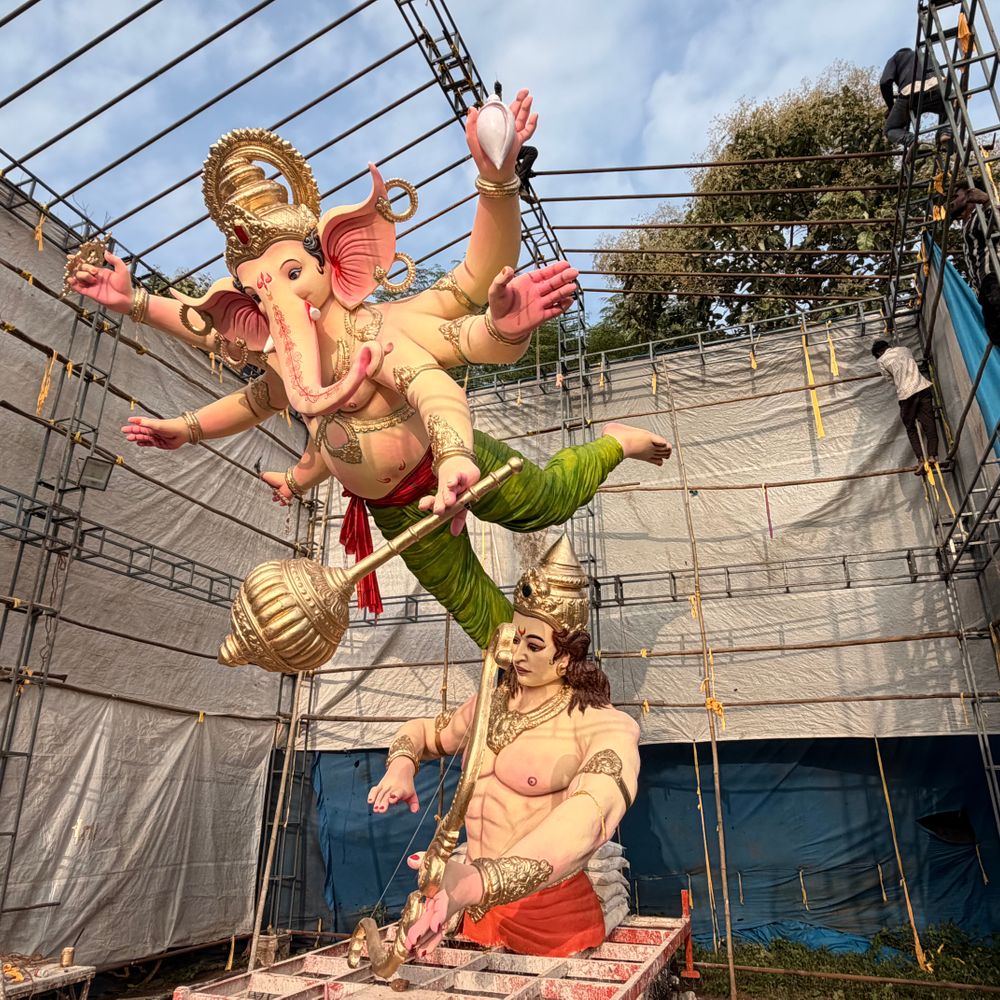 ગુજરાતના પ્રથમ ‘બેલેન્સિંગ ગણપતિ’ ગોધરામાં તૈયાર:મુંબઈના પ્રસિદ્ધ મૂર્તિકાર અરુણ દત્તે વિશાળ મૂર્તિ બનાવી, આવતીકાલે ભવ્ય આગમન યાત્રા