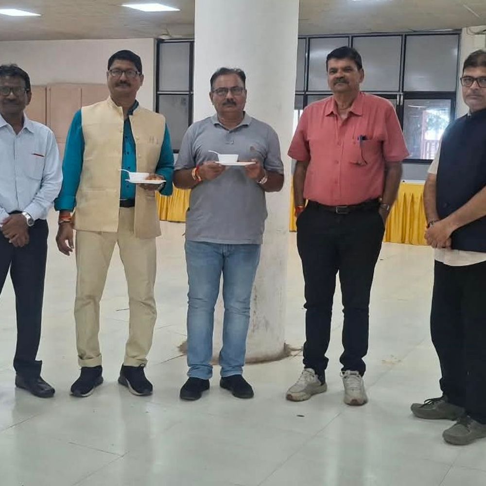 વેરાવળ સ્ટેશન મેનેજર એલ. ડી. મહાપાત્ર નિવૃત્ત:35 વર્ષની રેલવે સેવા પૂર્ણ કરી, સન્માનિત કરાયા