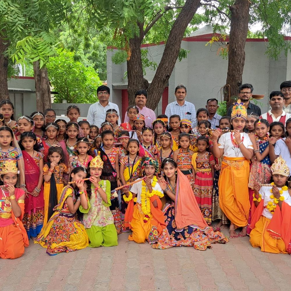 માધાપરવાડી શાળામાં નંદ ઉત્સવની ઉજવણી:462 વિદ્યાર્થીનીઓએ રાધા-કૃષ્ણ વેશમાં સાંસ્કૃતિક કાર્યક્રમો રજૂ કર્યા