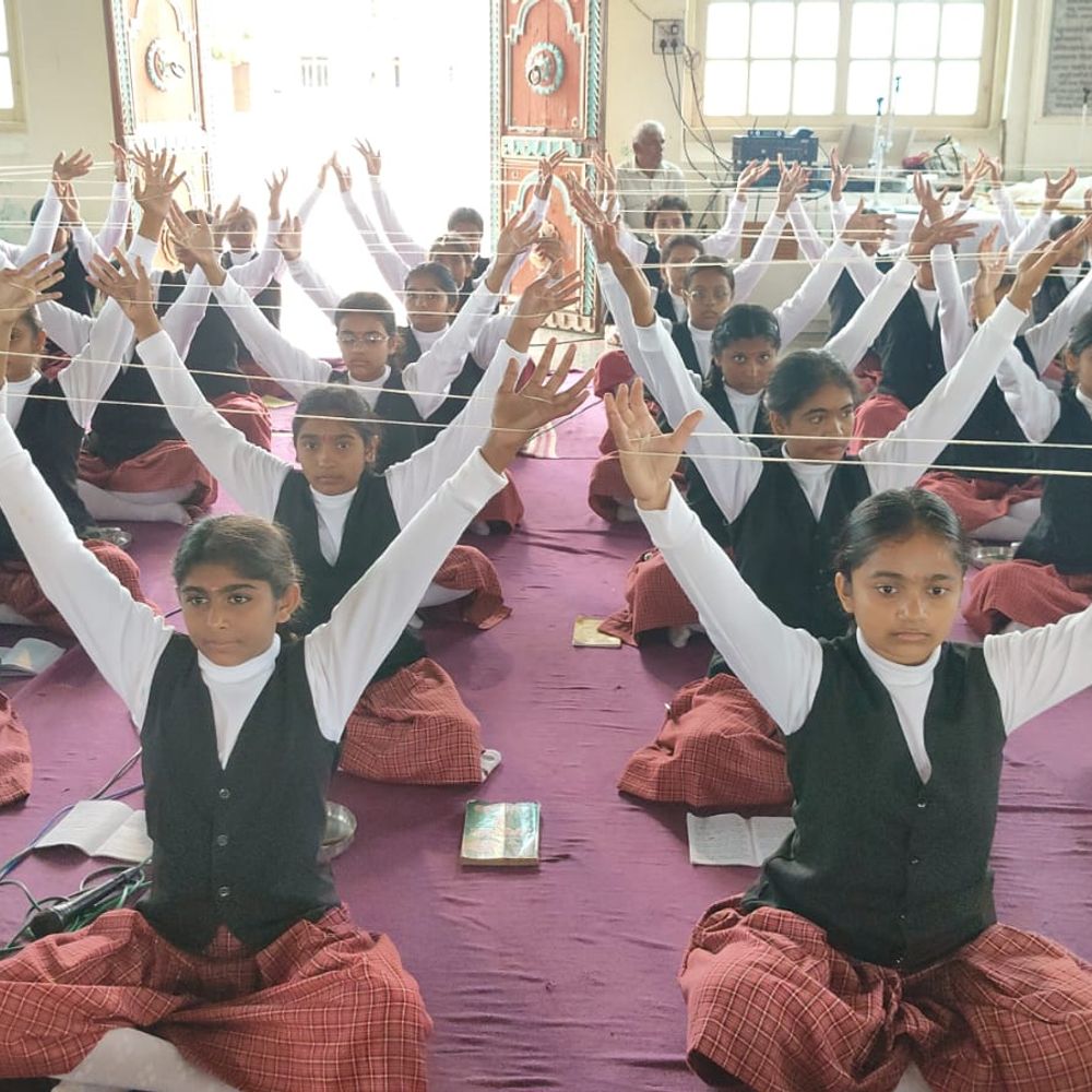 સમૂહ યજ્ઞોપવીત કાર્યક્રમ યોજાયો‎:89 વર્ષ જુના પરંપરાગતનું ત્રણ મંજીલના પ્રાર્થના મંદિરમાં 300 વિદ્યાર્થીનીએ યજ્ઞોપવીત ધારણ કરી