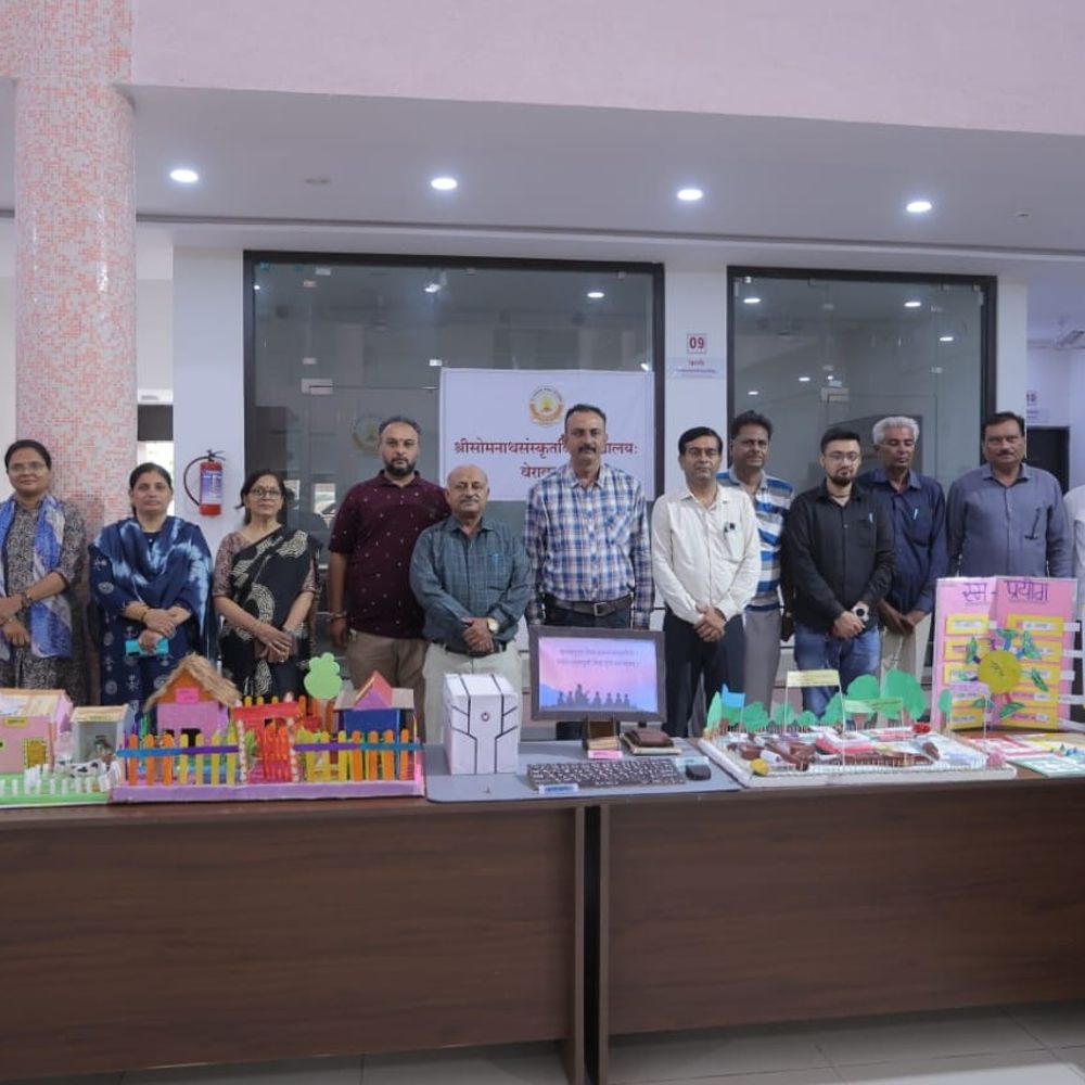 વેરાવળ સંસ્કૃત યુનિવર્સિટીમાં સંસ્કૃત અસ્મિતા પ્રદર્શની યોજાઈ:વિવિધ સ્પર્ધાઓ સાથે સાહિત્ય ગ્રંથોનું પ્રદર્શન કરાયું