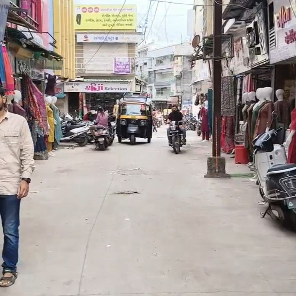 મોંઘવારી અને વરસાદની ખેંચથી તહેવારોમાં બજારો સુમસામ,:​ચોમાસાની ખેંચ અને સતત વધતી મોંઘવારીને કારણે જૂનાગઢ સહિત મુખ્ય બજારોમાં ખાલી તહેવારોની રોનક ગાયબ થઈ, વેપારમાં 80 ટકા સુધીનો મોટો ઘટાડો નોંધાયો