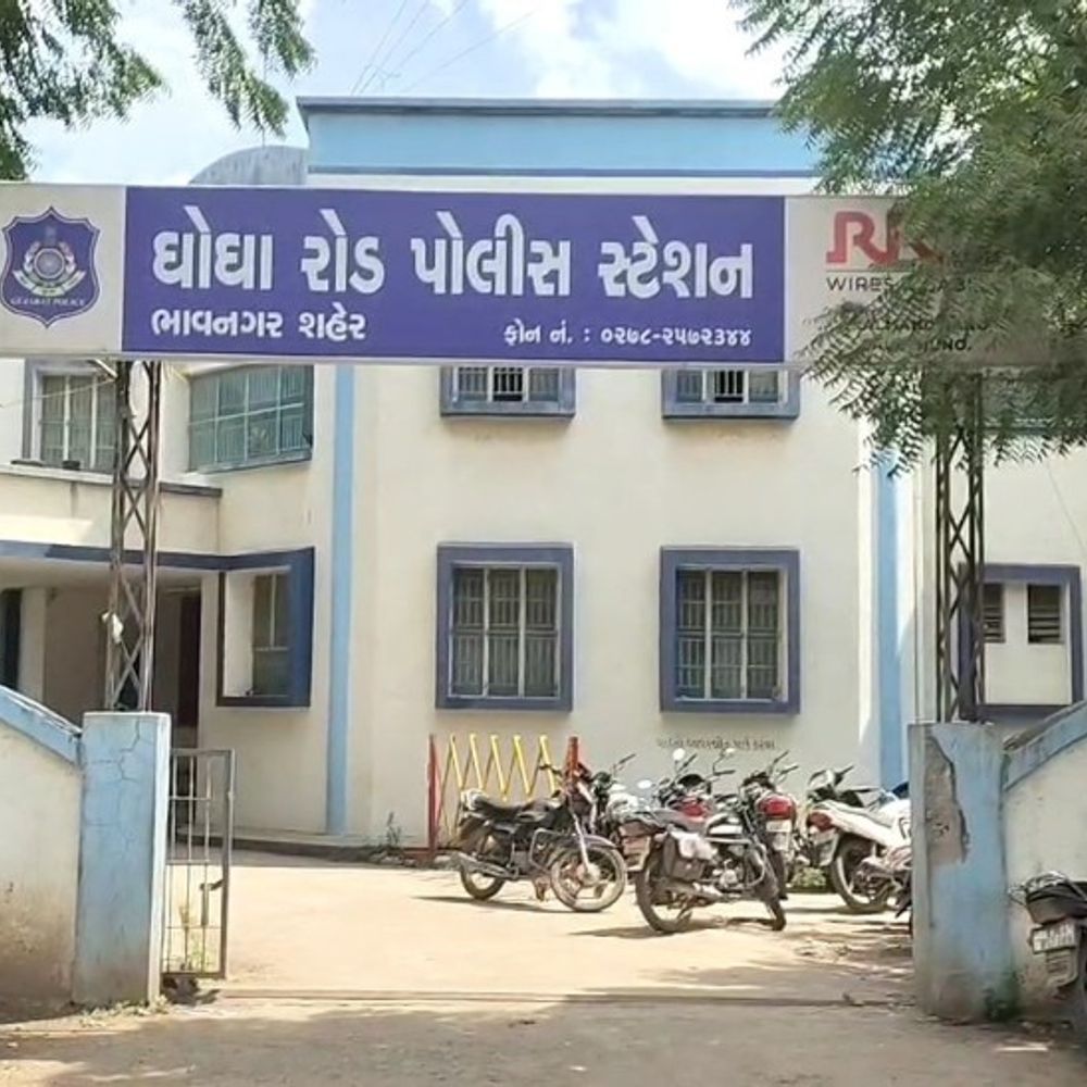 બંદર રોડ પર જાહેર જગ્યામાં જુગાર રમતા હતા:મીરા ટ્રાન્સપોર્ટ પીરની દરગાહ પાસે જાહેરમાં જુગાર રમતા 3 શખ્સો ઝડપાયા, 1 ફરાર