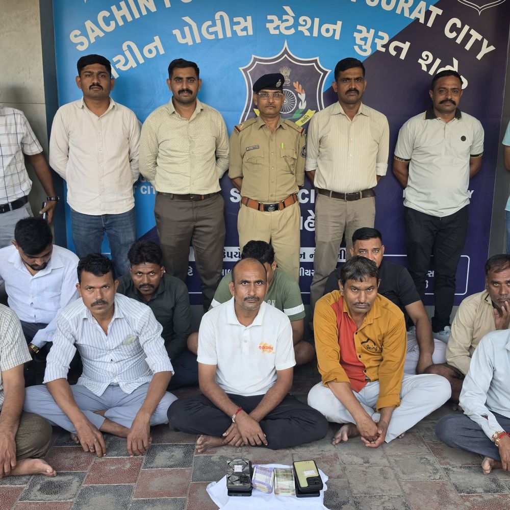 સુરત LCBએ પુણેમાં ઓપરેશન પાર પાડ્યું:કાપડ વેપારી સાથે છેતરપિંડી કરનાર દલાલ, 8 વર્ષથી વોન્ટેડ બૂટલેગર અને સચિનમાંથી 11 જુગારીઓ ઝડપાયા