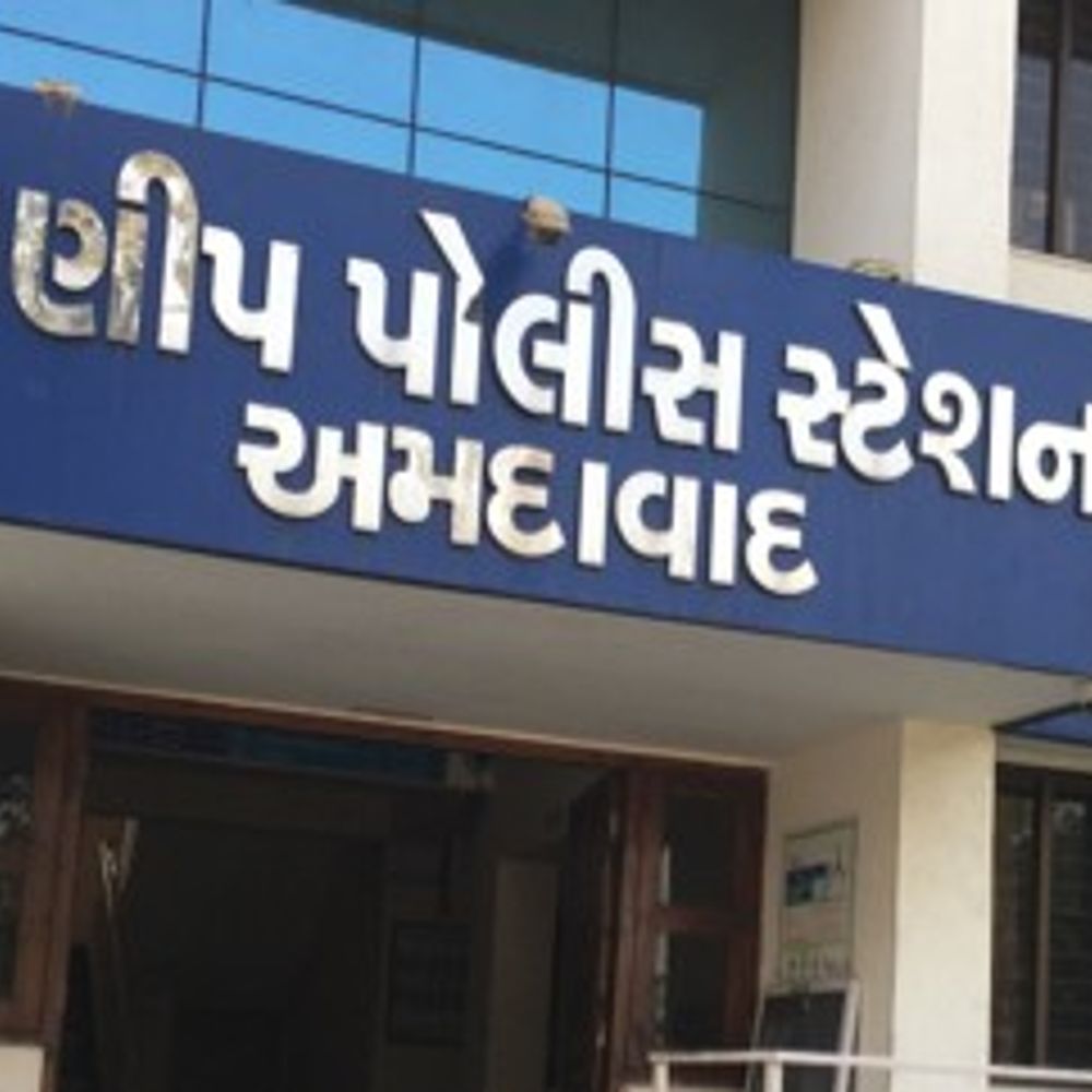 રાણીપમાં નિવૃત પોલીસકર્મીના બે વ્યાજખોર પુત્રોનો આતંક:જેલ સિપાઈના પુત્ર પાસેથી 12 લાખની સામે 25 લાખ વસૂલ્યા, 4 કોરા ચેક પડાવી મૂડી બાકી હોવાનું કહી ત્રાસ ગુજાર્યો