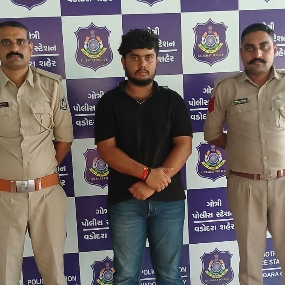 વડોદરાની MS યુનિ.માં B.comમાં અભ્યાસ કરતી વિદ્યાર્થીની પર દુષ્કર્મ:યુવકે પ્રેમજાળમાં ફસાવી દુષ્કર્મ આચર્યું, યુવતીના ન્યૂડ ફોટા-વીડિયો ઉતારીને વાયરલ કરવાની ધમકી આપી, 20 તોલા સોનું પણ પડાવ્યું