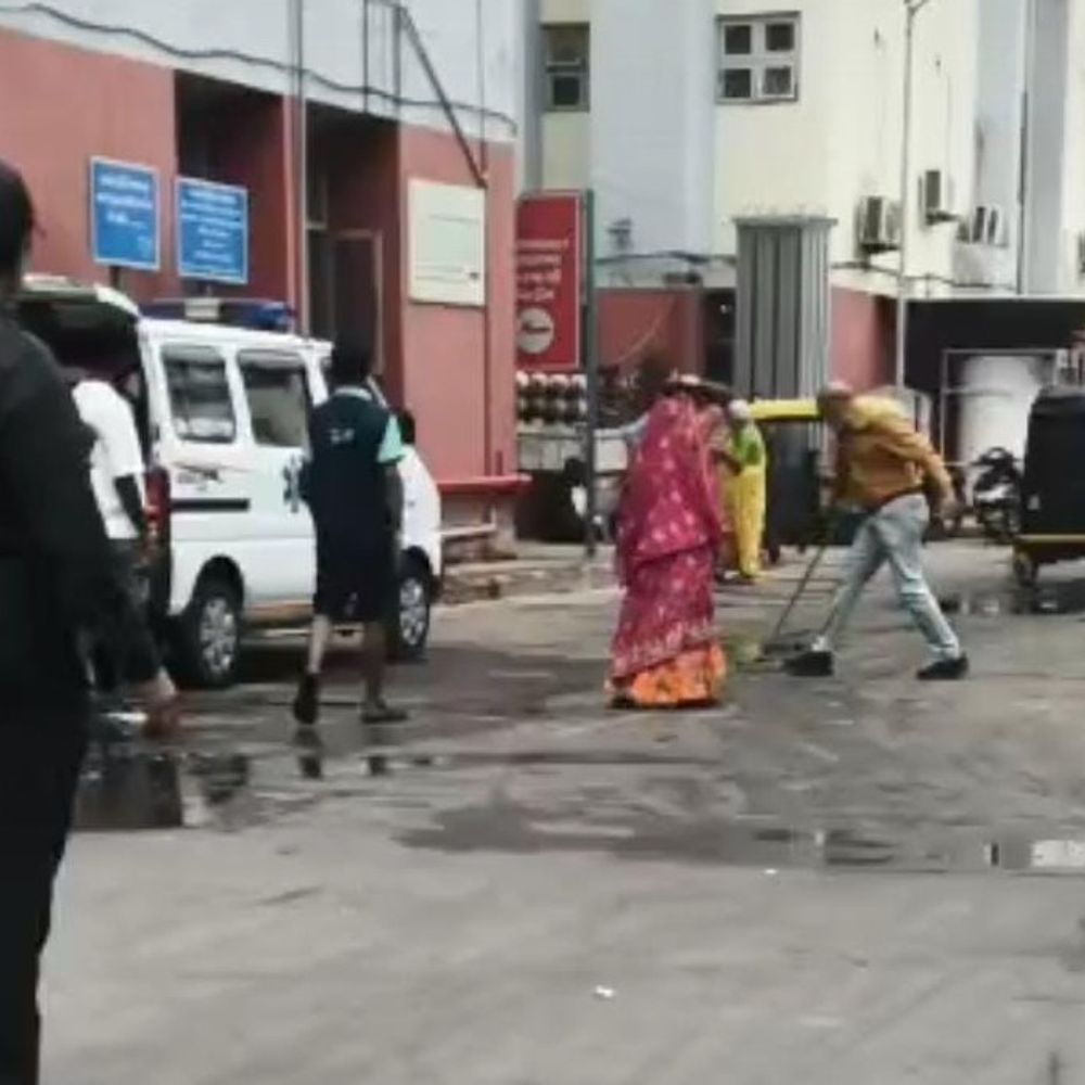 સાયકલ પર રાઉન્ડ બાદ હવે જાતે સફાઈ:રાજકોટ સિવિલ અધિક્ષકે વાઈપર પકડી ઇમરજન્સી વોર્ડ બહાર સફાઈ કરી, દર્દીઓની સ્વચ્છતા-સારવાર માટે કટિબદ્ધતા દર્શાવી