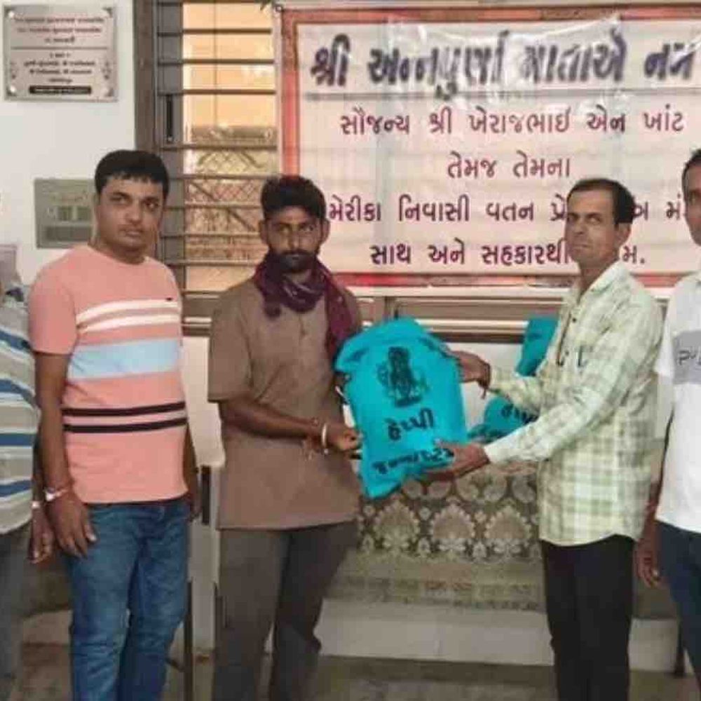 જામજોધપુરમાં 1450થી વધુ મીઠાઈ-ફરસાણ કીટનું વિતરણ:જન્માષ્ટમી પર્વે જરૂરિયાતમંદ પરિવારો માટે સેવાકીય કાર્યક્રમ