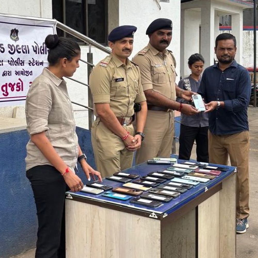 ડુંગરા પોલીસે 30 ખોવાયેલા મોબાઈલ શોધી માલિકોને પરત કર્યા:‘તેરા તુઝકો અર્પણ’ કાર્યક્રમ હેઠળ રૂ. 5.48 લાખના ફોન પરત કરાયા