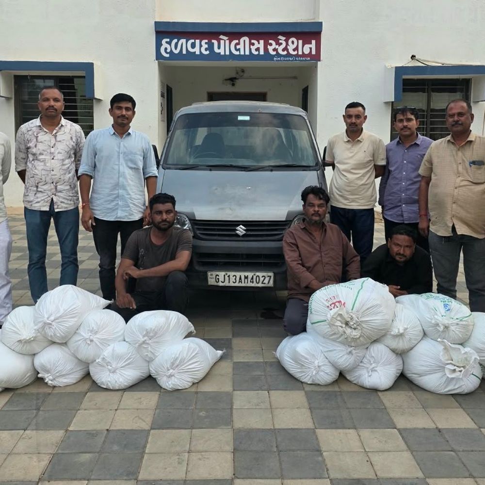 હળવદમાં દારૂ ભરેલી કાર ઝડપાઈ:પોલીસે 4 લાખનો મુદ્દામાલ જપ્ત કરી ત્રણ શખ્સોને ઝડપ્યા, એક ફરાર
