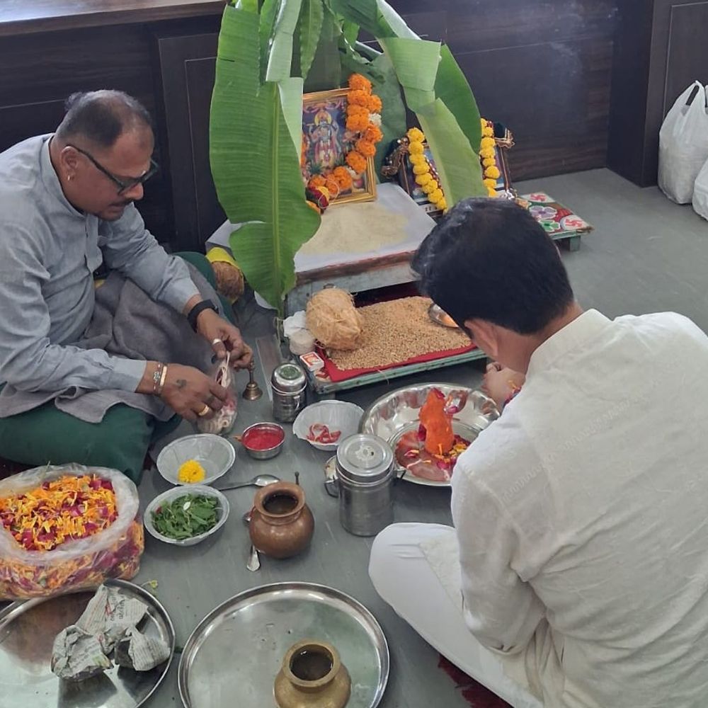 વેરાવળ-પાટણ પાલિકામાં શ્રાવણ માસ નિમિત્તે સત્યનારાયણ કથાનું આયોજન:પ્રમુખસહિત નગરપાલિકાના પદાધિકારીઓ, કાઉન્સિલરો અને અન્ય આગેવાનો જોડાયા