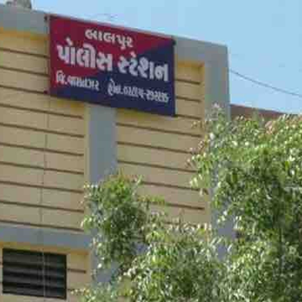 લાલપુરના બબરઝરમાં જુગાર પર પોલીસના દરોડા:બે દરોડામાં 9 શખ્સો ઝડપાયા, રૂ. 21,460 રોકડા અને ગંજીપત્તા કબજે