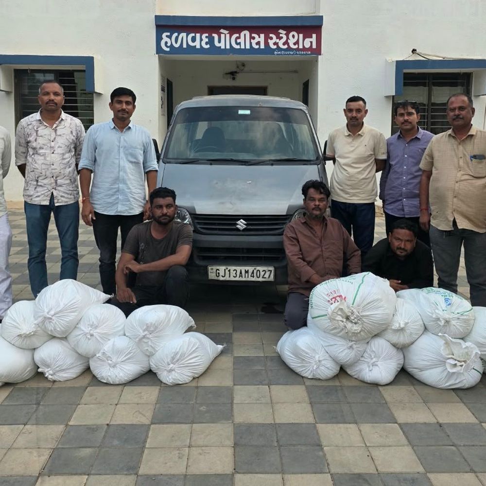 હળવદના ઘનશ્યામપુર નજીકથી 500 લીટર દેશી દારૂ ઝડપાયો:ઇકો ગાડી સાથે 3 ઝડપાયા, 4 લાખનો મુદ્દામાલ કબજે, 1ની શોધખોળ