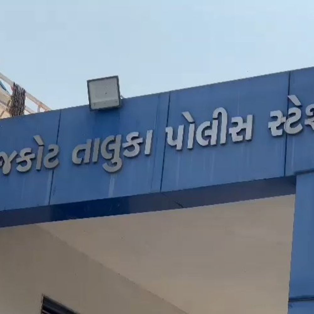 જડ્ડુસ હોટેલ પાસે ડોમિનોઝના ડિલિવરી બોયને કારચાલકે ટક્કર મારી:યુવકને માથામાં હેમરેજ થતાં બેભાન હાલતમાં હોસ્પિટલમાં દાખલ, પિતાએ ફરિયાદ નોંધાવી