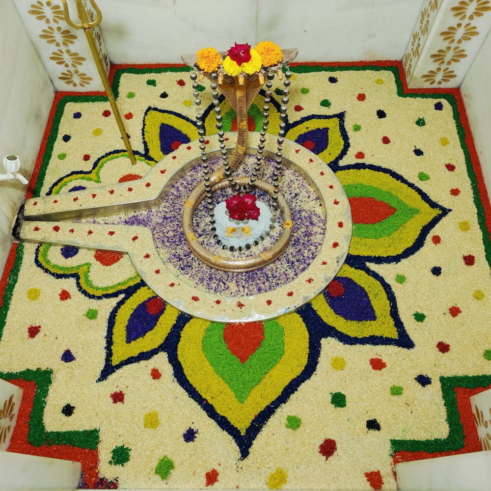 શ્રાવણીયા સોમવારે હિંમતનગરના શિવ મંદિરોમાં વિશેષ શણગાર કરાયા:વૈજનાથ મહાદેવને 20 કિલો ચોખાનો શણગાર, રાજેન્દ્રનગરમાં સોમનાથ મહાદેવને શાકભાજીથી શણગારાયા