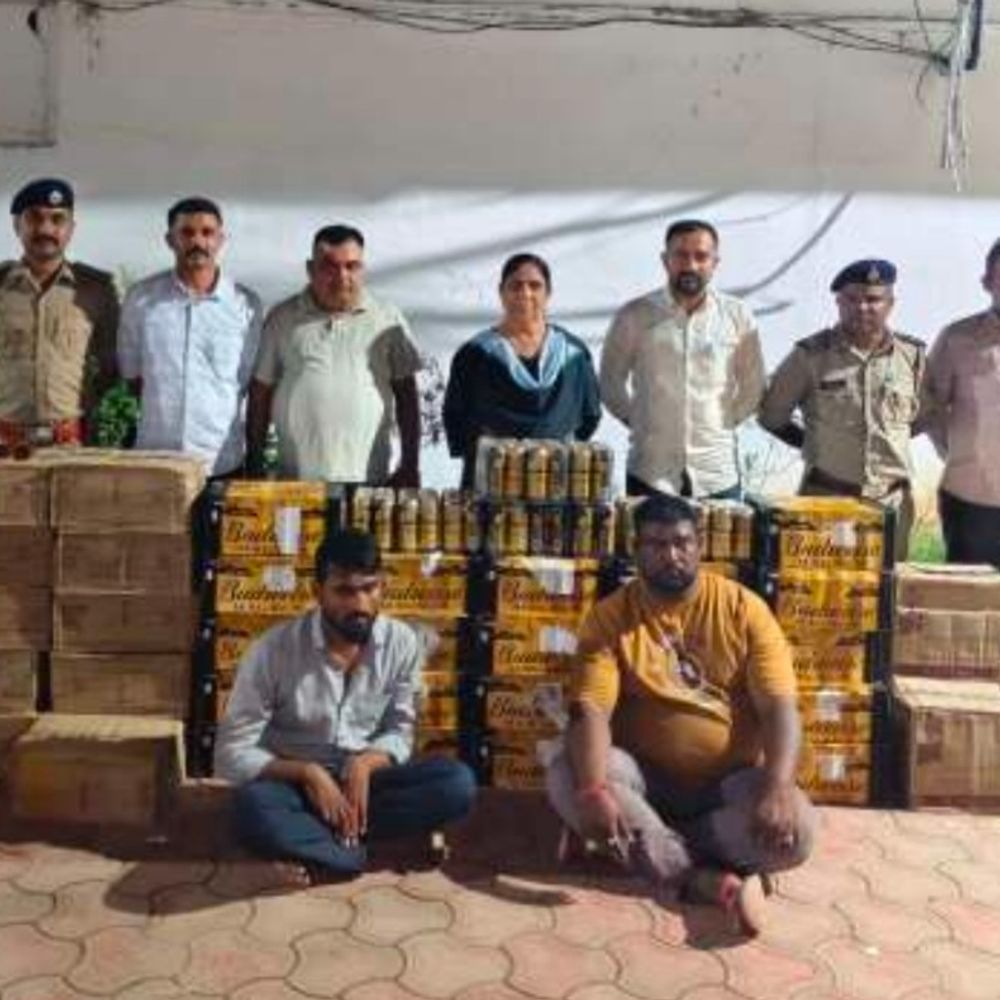 પોર GIDCમાં દારૂના કટિંગ પર પોલીસનો સપાટો:7 લાખથી વધુના વિદેશી દારૂ સહિત 25.90 લાખનો મુદ્દામાલ જપ્ત, મહારાષ્ટ્રના પાલઘરથી દારૂ વડોદરા લવાયો હતો
