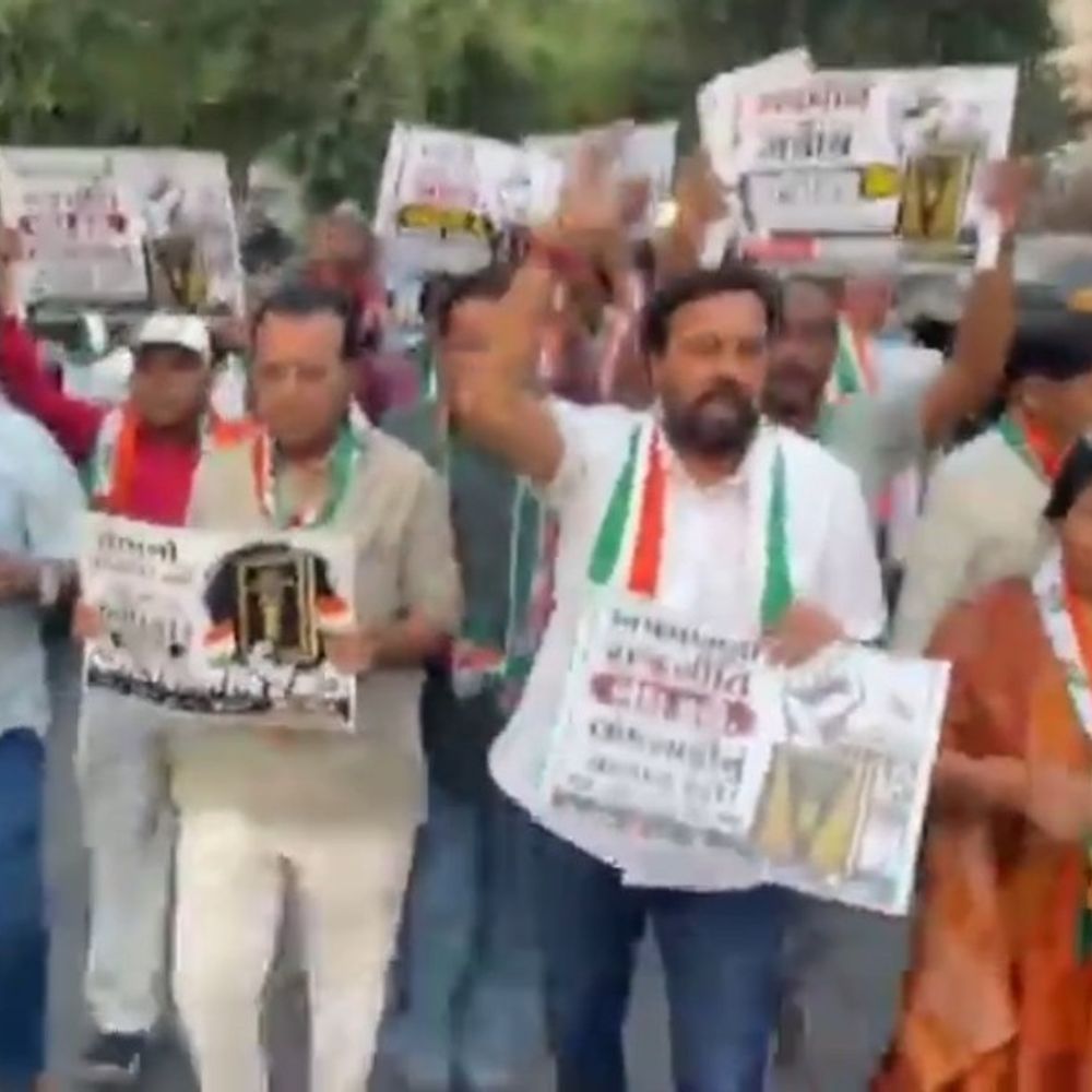 રાહુલ ગાંધી સામે FIR થતાં રાજકારણ ગરમાયું:વડોદરામાં કોંગ્રેસ દ્વારા વિશાળ વિરોધ માર્ચ, ભાજપ સરકાર સામે સૂત્રોચ્ચાર