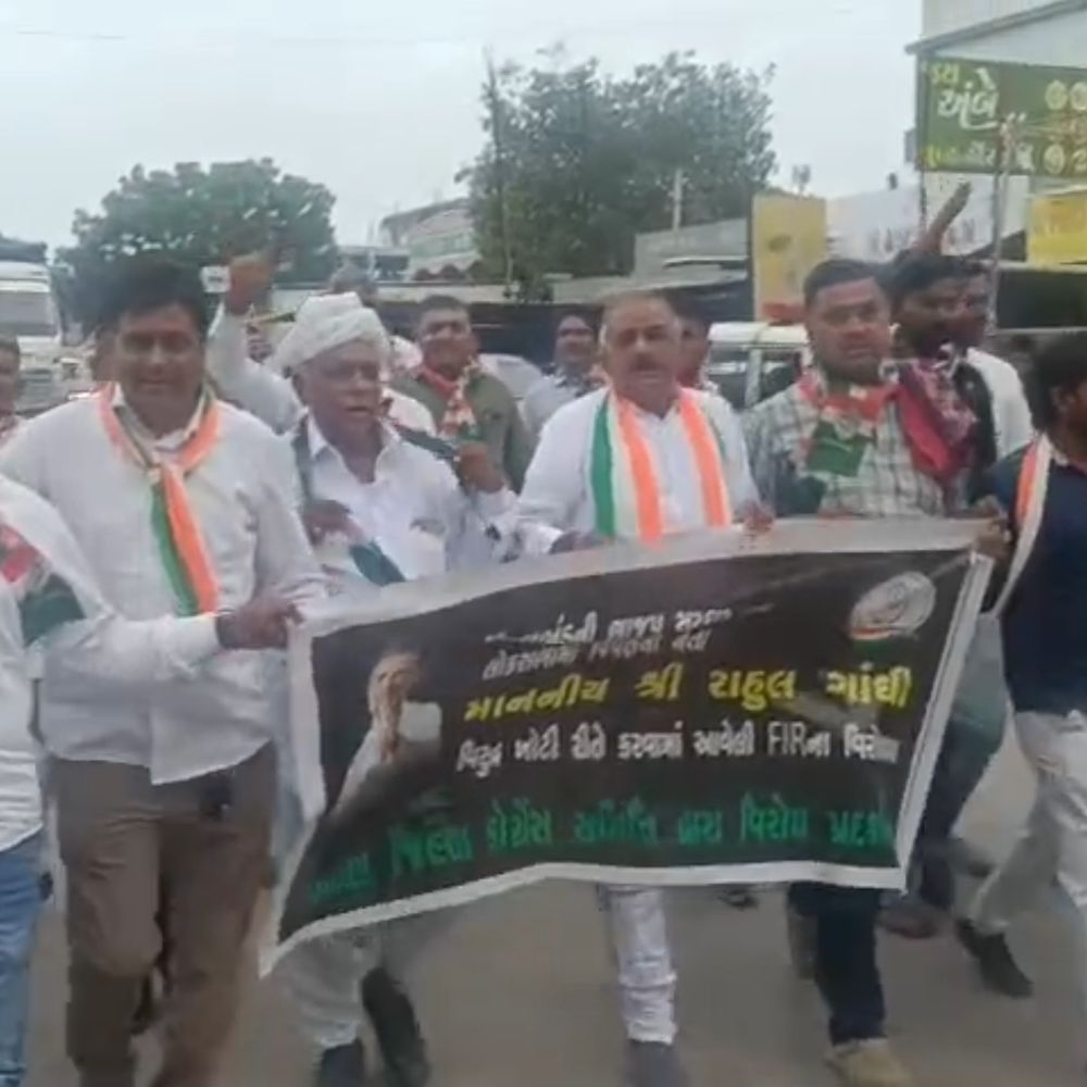 રાહુલ ગાંધી વિરુદ્ધ નોંધાયેલી FIRનો પાટણમાં વિરોધ:કોંગ્રેસે સિદ્ધપુર ચોકડી પર સુત્રોચ્ચાર સાથે ચક્કાજામ કર્યો, કાર્યકરોની અટકાયત