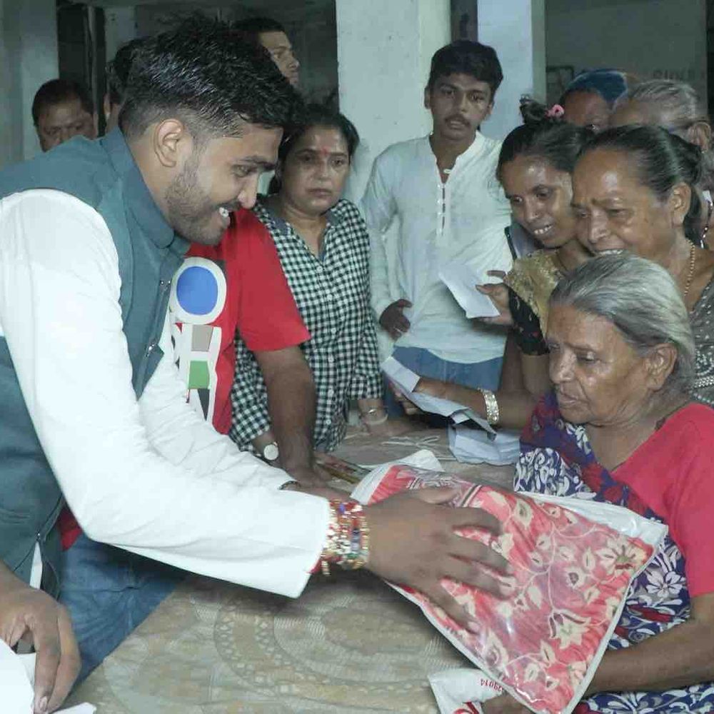 વાત્સલ્ય ટ્રસ્ટ દ્વારા સરસપુરમાં સાડી-ટિફિન બોક્સ વિતરણ:વત્સલ પરમારના જન્મદિવસ અને રક્ષાબંધન નિમિત્તે જરૂરિયાતમંદોને મદદ