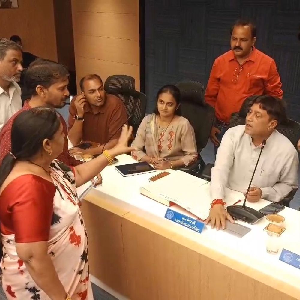 નવસારી મનપા સભા: કોંગ્રેસી નગરસેવકોને ટેબલ-સ્ટેશનરી ન મળ્યા:બેઠક વ્યવસ્થા મુદ્દે વિવાદ, મહિલા સદસ્યએ વિરોધ નોંઘાવ્યો