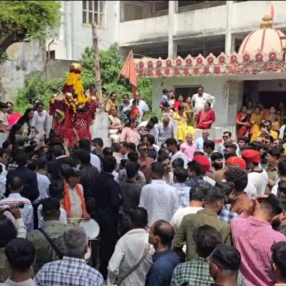 ભરૂચમાં ક્ષત્રિય સમાજે કાજરા ચોથ પર્વ ઉજવ્યો:સિંધવાઈ માતાજી મંદિરથી ભવ્ય શોભાયાત્રા નીકળી, હિંગળાજ માતાજીનો આશ્રય આપી હાથવણાટ શીખવ્યાની દંતકથા