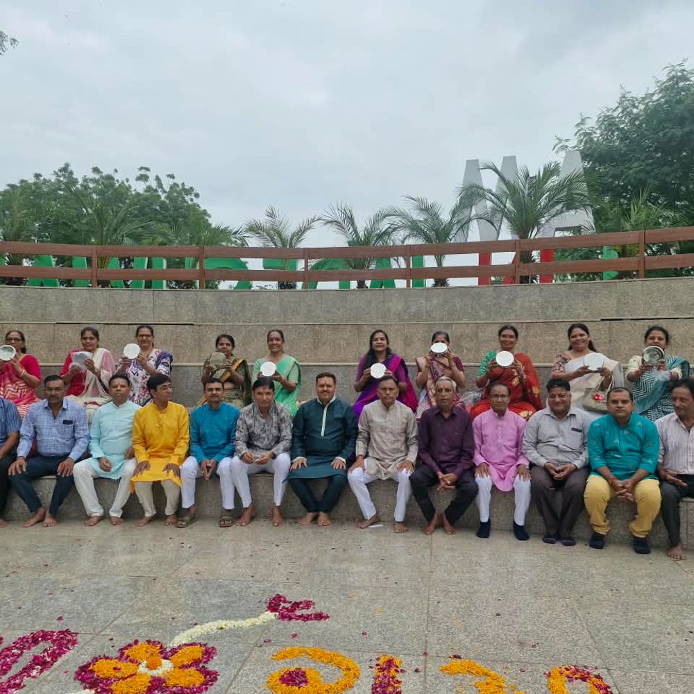 ઓઢવના જડેશ્વર વન યોગ ક્લાસમાં રક્ષાબંધન પર્વ ઉજવાયું:ગુજરાત યોગ બોર્ડ સંચાલિત ક્લાસના ભાઈ-બહેનોએ ઉત્સાહભેર ઉજવણી કરી