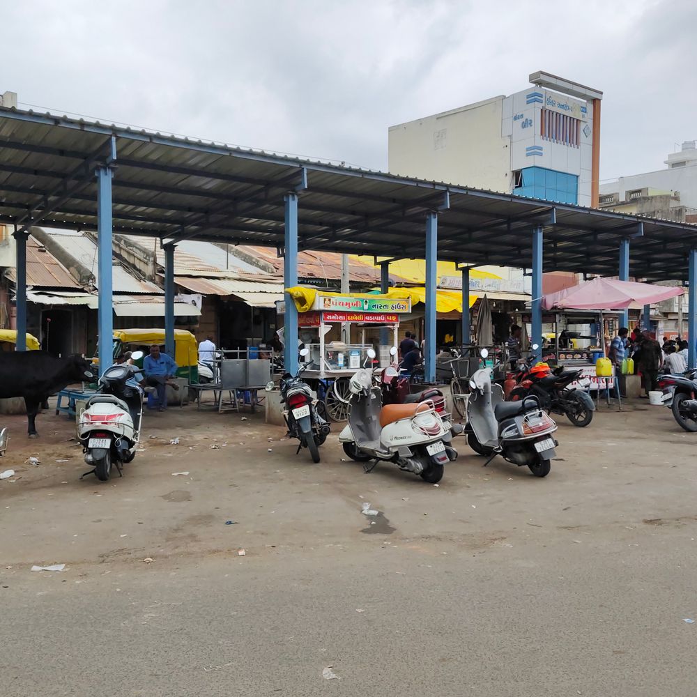 પાટણના જુના ગંજ બજારમાં સિનિયર સિટીઝન શેડમાં અસામાજિક તત્વોનો કબજો