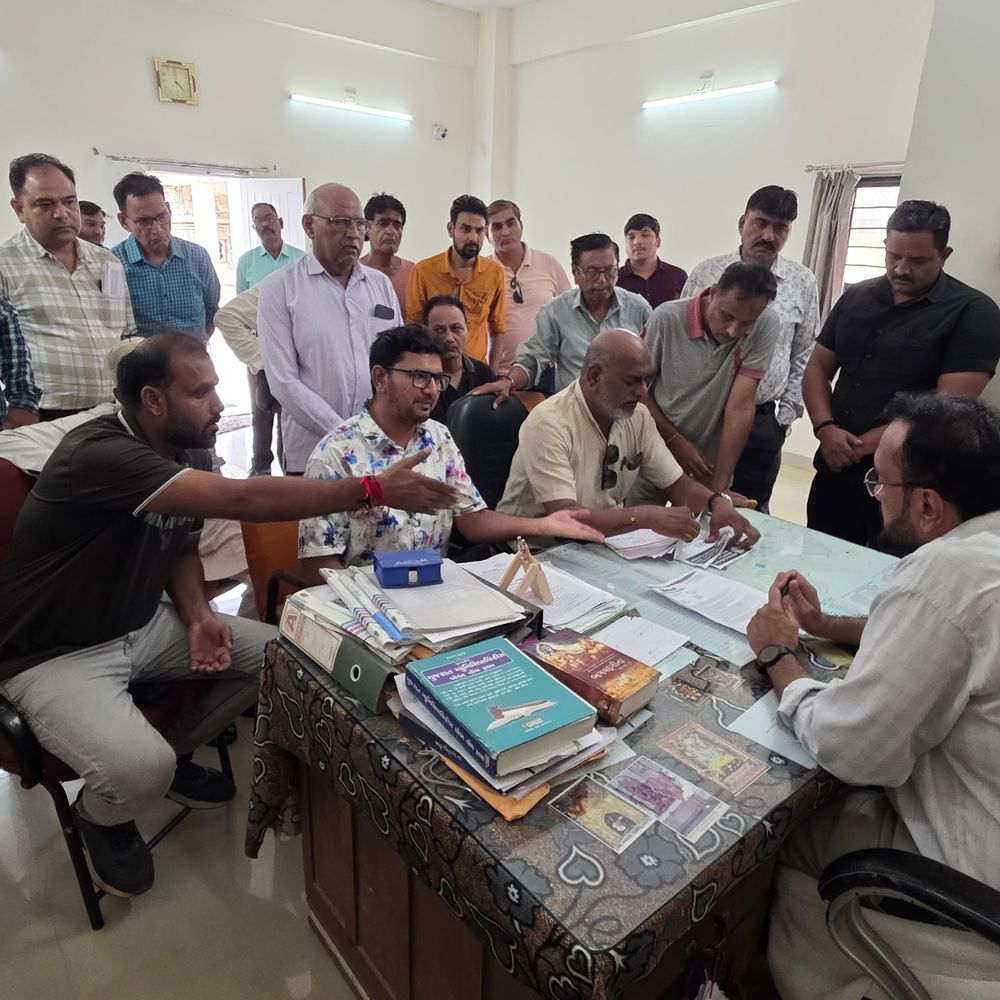 પાટણના પદ્મનાભ વિસ્તારમાં ઉભરાતી ગટરથી નાગરિકો ત્રાહિમામ્:રહીશો અને ટ્રસ્ટ દ્વારા પાલિકાને આવેદનપત્ર અપાયું; 48 કલાકમાં ઉકેલ ન આવે તો ઉગ્ર આંદોલનની ચીમકી