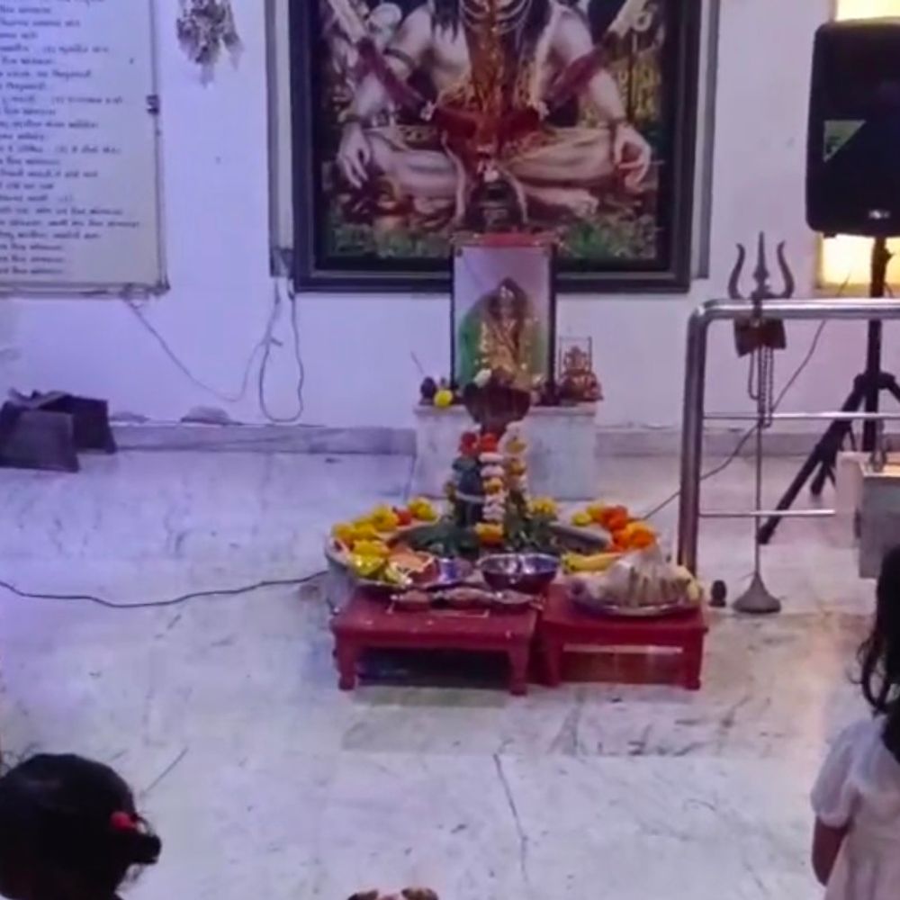 વલસાડના સરદાર હાઈટ્સમાં શ્રાવણ સોમવારે આરતી:સર્વેશ્વર મહાદેવ મંદિરે ભક્તોએ મહાઆરતીનો લાભ લીધો
