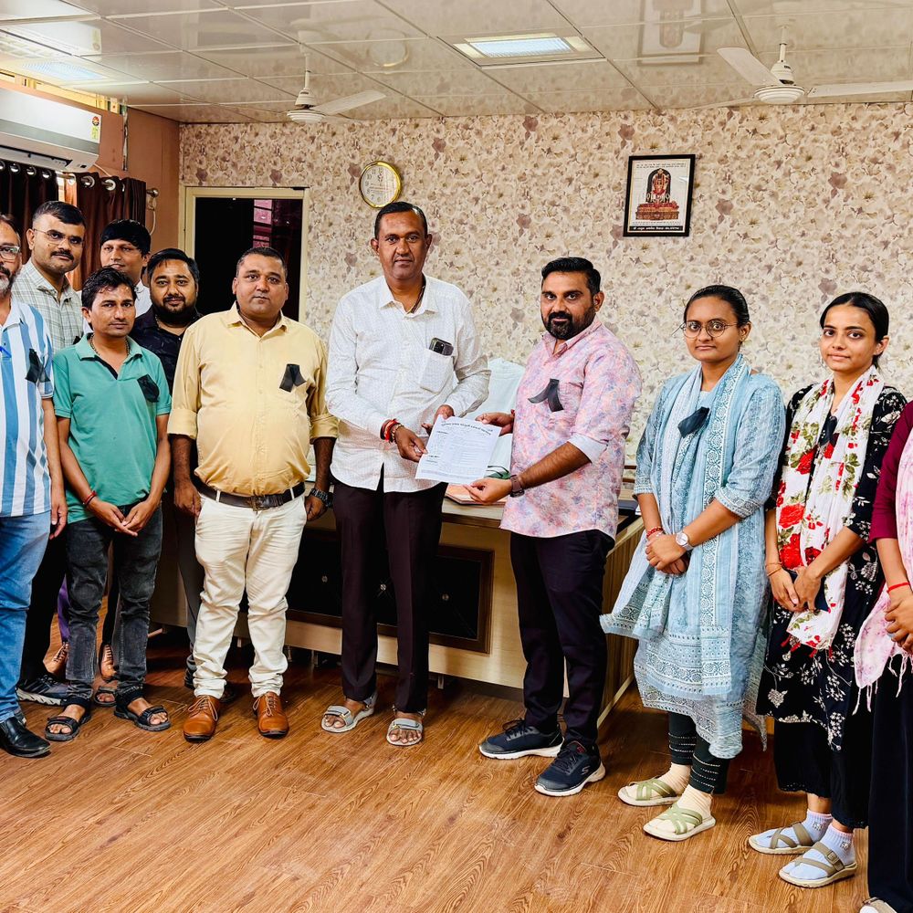 શંખેશ્વર મહેસૂલી કર્મચારીઓ કાળી પટ્ટી બાંધી હડતાળ પર:પડતર માંગણીઓ માટે સેવાસદન ખાતે વિરોધ પ્રદર્શન કર્યું