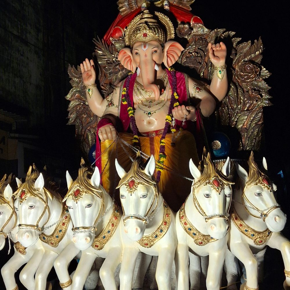 વલસાડના આઝાદ ચોકમાં શ્રીજીનું આગમન:ડીજે, નાસિક ઢોલ સાથે ગણપતિ બાપ્પા મોરિયાના નાદ ગુંજ્યા