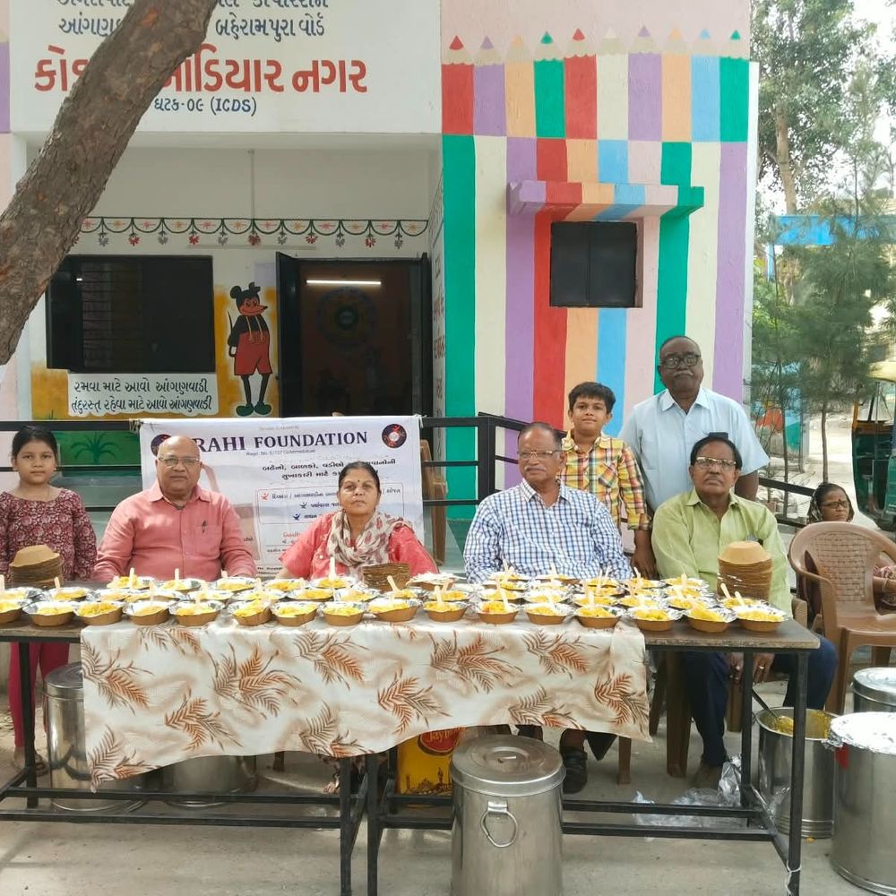 રાહી ફાઉન્ડેશન દ્વારા 800થી વધુ લોકોને અન્નદાન:ખોડિયારનગરમાં બાળકો અને મહિલાઓને ખીચડી-છાશનું વિતરણ કરાયું