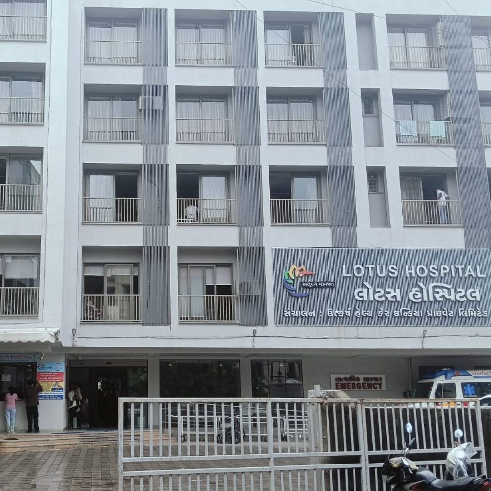 વૃદ્ધાના મૃતદેહ પરથી સોનાની કડી ગાયબ:વલસાડની લોટસ હોસ્પિટલમાં પરિવારનો આક્ષેપ, CCTV ફૂટેજ પોલીસને સોંપાયા
