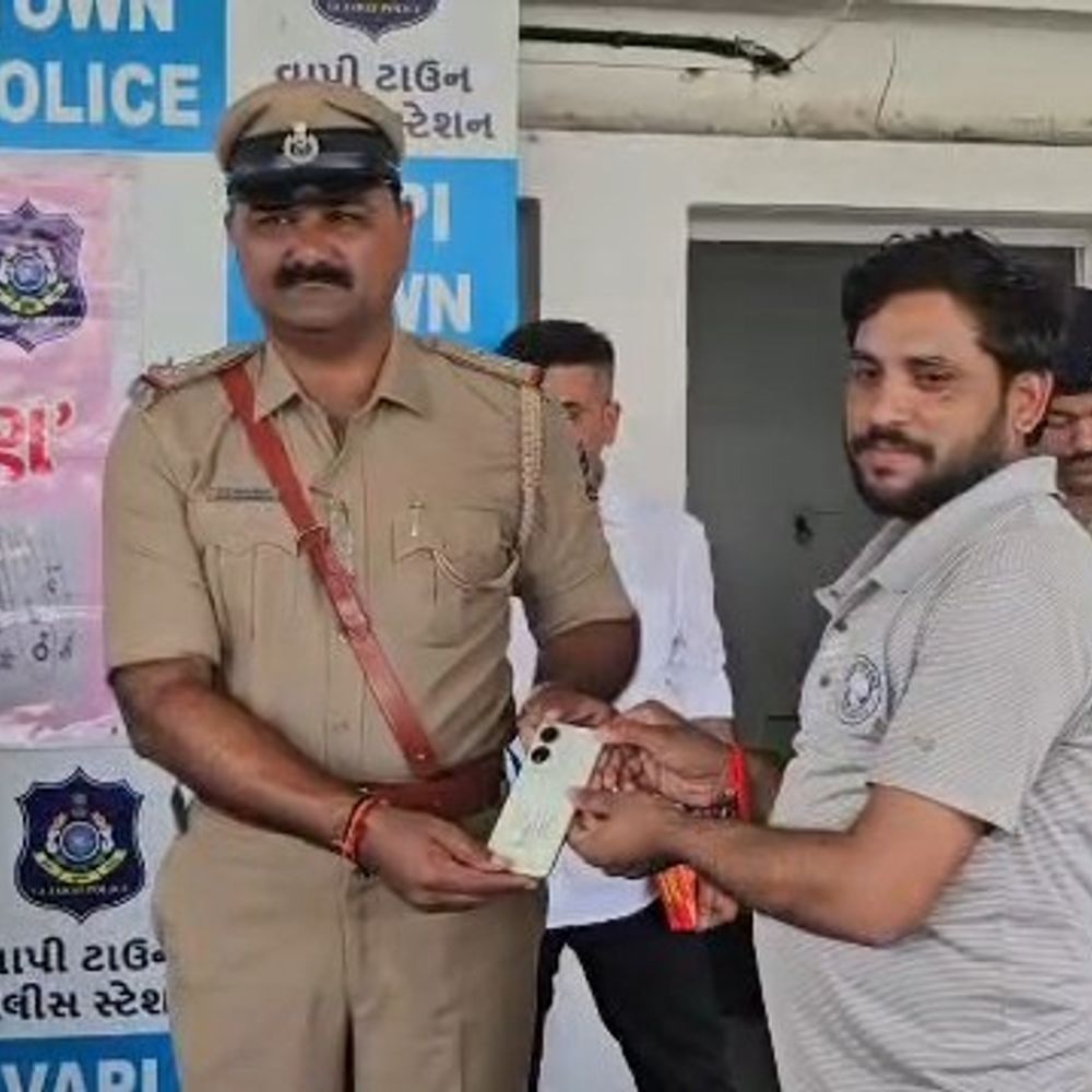 વાપી પોલીસે ગુમ થયેલા 23 મોબાઈલ, દાગીના શોધી કાઢ્યા:'તેરા તુજકો અર્પણ' કાર્યક્રમ હેઠળ 13.16 લાખનો મુદ્દામાલ મૂળ માલિકોને પરત કર્યા