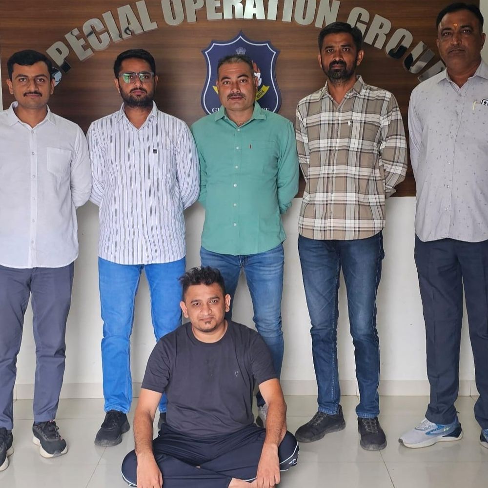 રૂ.188 કરોડના સાયબર ફ્રોડનો મુખ્ય સૂત્રધાર ઝડપ્યો.:જૂનાગઢ અને પોરબંદરના રૂ. 351 કરોડના મહાઠગાઈના કેસમાં દોઢ વર્ષથી ફરાર મુખ્ય સૂત્રધાર નૈતિક માવાણીને સ્માઇલી ફેસ સાથે SOGએ રજૂ કર્યો.