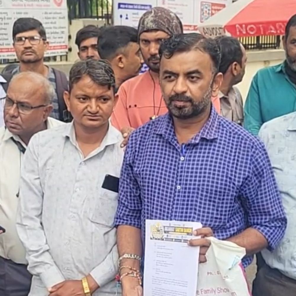 'રિક્ષા ચાલકો ખોટી રાઇડ બુક કરી માર મારે છે':ઓનલાઇન બાઇક રાઇડર્સે કલેક્ટર સમક્ષ સુરક્ષાની ગુહાર લગાવી, ભાડાવધારા અને પીળી નંબર પ્લેટ મુદ્દે કલેક્ટરને આવેદનપત્ર પાઠવ્યું